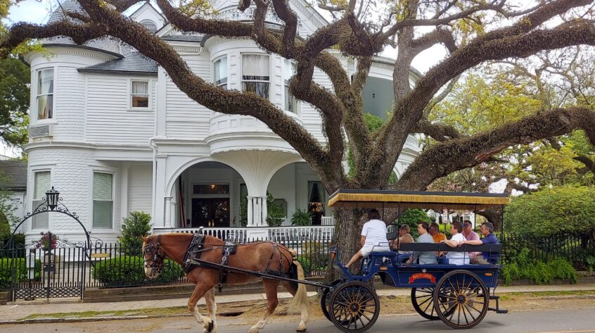 Horse drawn carriage in front of Charleston mansion
